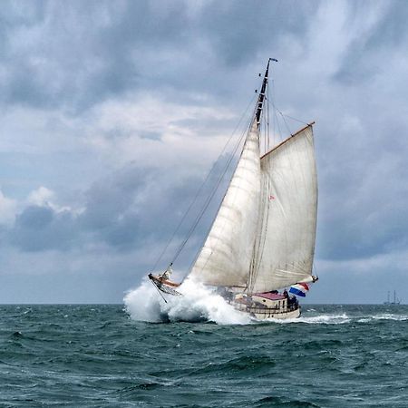 Zeilschip De Vrouw Dina Leiden Exterior foto