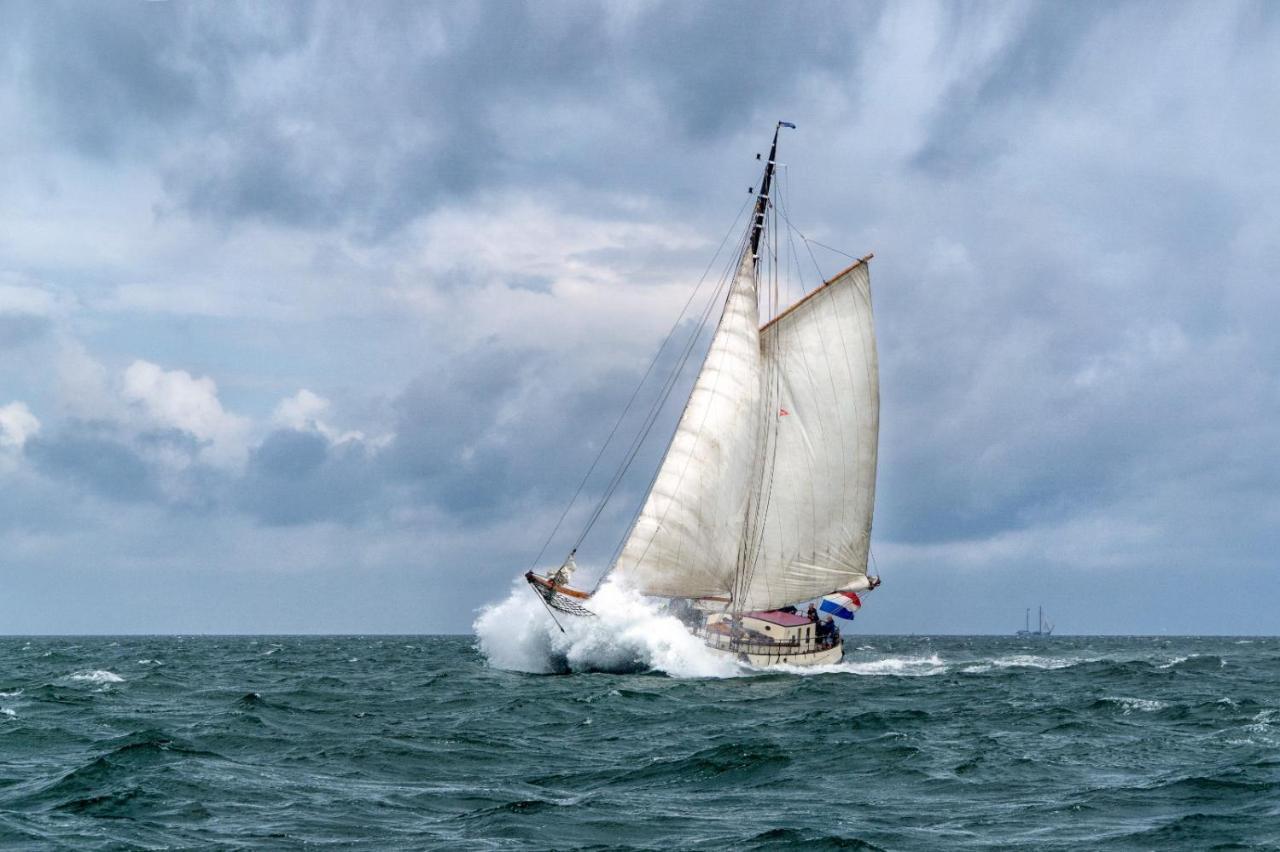 Zeilschip De Vrouw Dina Leiden Exterior foto