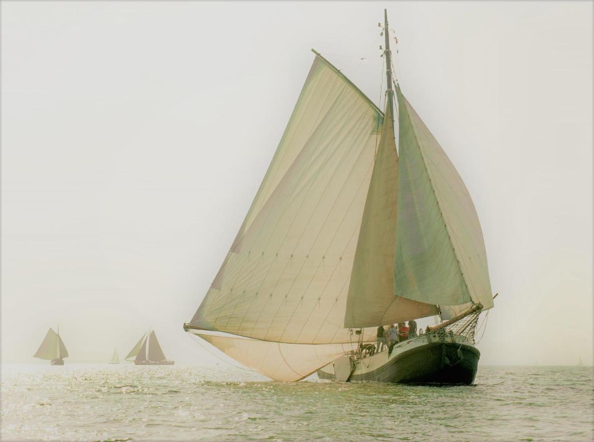 Zeilschip De Vrouw Dina Leiden Exterior foto